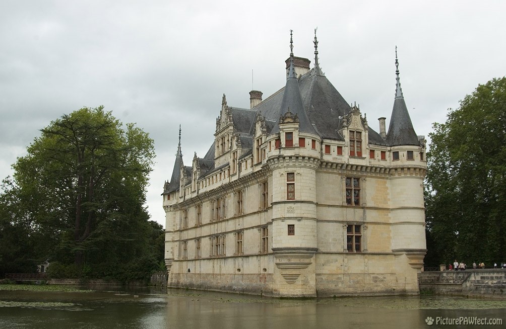 Château d'Azay le Rideau, protected by a pond (David's France Gallery)